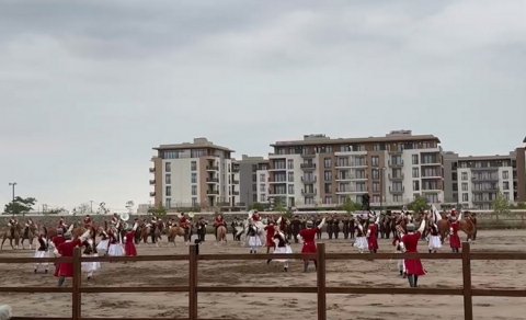 Zirvə görüşünün iştirakçıları "İmarət"də Qarabağ atlarının "Zəfər" şousunu izlədi
