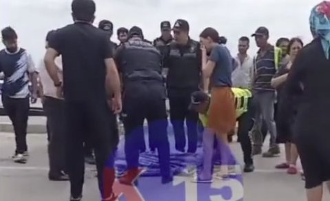 Səkiyə çıxan maşın ana və qızını vurdu, biri öldü - VİDEO
