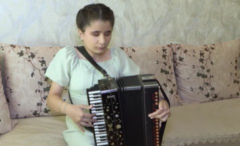 Görmə məhdudiyyətli qarmon ifaçısı qızın həyat hekayəsi - VİDEO