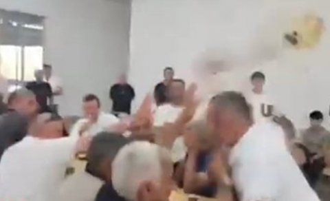 Bu ölkədə azərbaycanlı deputat seçiciyə çaynik atdı - VİDEO