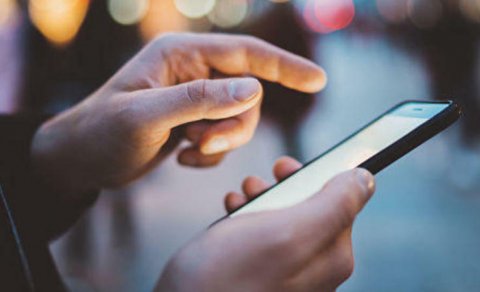Bakıda görünməmiş dələduzluq: Tanışının telefonu oğurladı, anasına yazdı...
