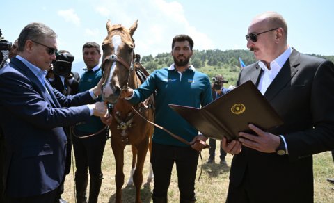 Qurbanqulu Berdiməhəmmədova "Dostluq" adlı Qarabağ atı hədiyyə edildi -YENİLƏNİB