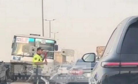 Sumqayıtda sərnişin avtobusu işıq dirəyinə çırpılıb, yaralananlar var
