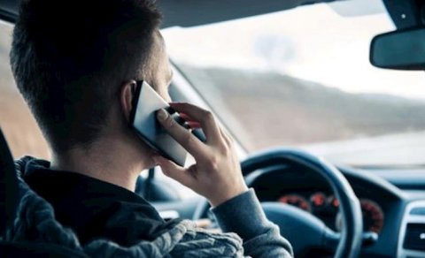 Sürücülərin telefon istifadəsi yol-qəza hadisələrinə səbəb olur