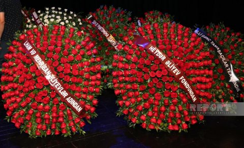 Prezident və birinci xanım Elçin Əfəndiyevlə vida mərasiminə əklil göndərib - FOTO