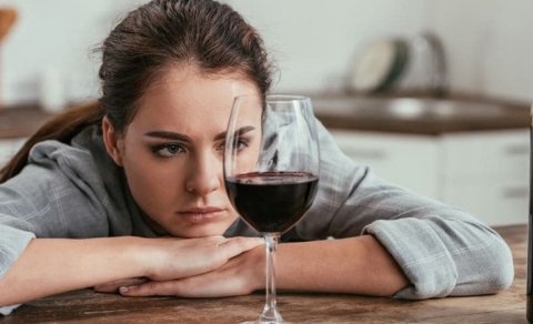 Hormonlar qadınları spirtli içki qəbul edərkən stressdən daha yaxşı qoruyur