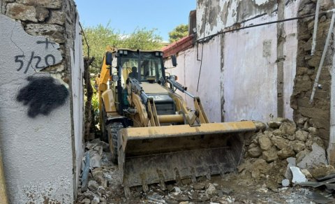 “Sovetski”də qəzalı binaların söküntüsünə başlanıldı