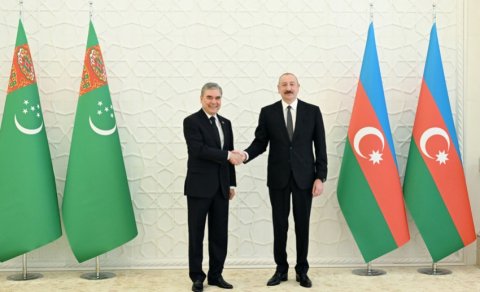 İlham Əliyev Qurbanqulu Berdiməhəmmədova zəng etdi