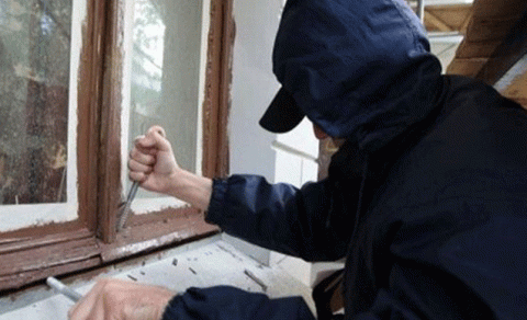 Pəncərədən evə girib 7000 manat oğurladı
