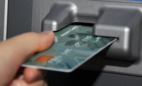 Gözünün qarşısında 2000 manat pulunu oğurladırlar - DETALLAR