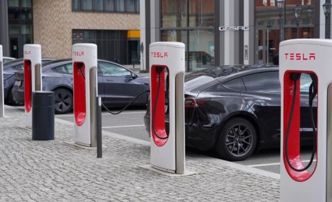 Elektrikli avtomobilinizi şarj edərkən çox yaxınında dayanmayın!