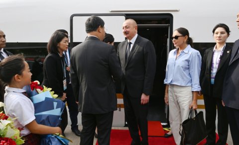 Prezident və birinci xanım Çinin Tiencin şəhərindən qatarla Pekinə səfər etdi - FOTO