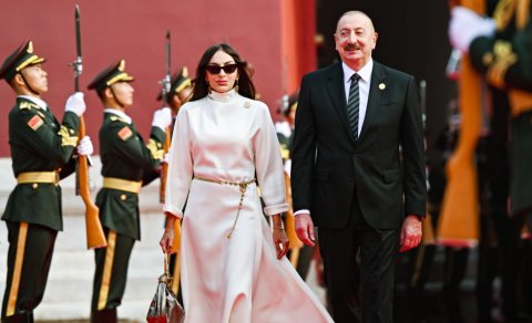 Prezident və birinci xanım Pekindəki Qələbə paradında iştirak etdi - FOTO