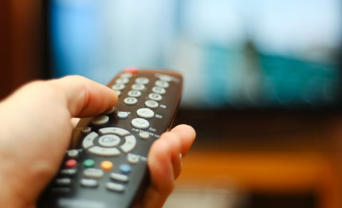 Orta yaş depressiyası üçün gizli faktor - Saatlarla televizora baxmaq...