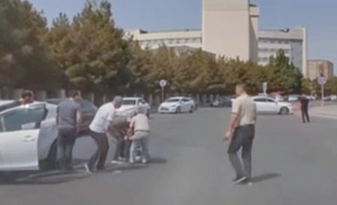 Maşınla vurulan qadın yolun ortasında qaldı, sürücünü döydü - VİDEO