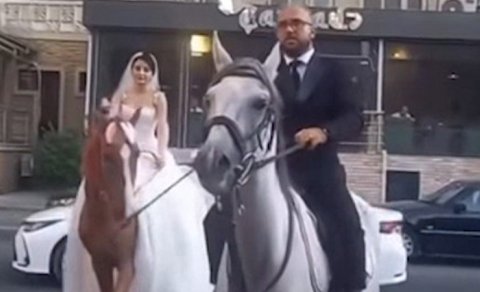 Bakıda bəylə gəlin toya at belində getdi - VİDEO