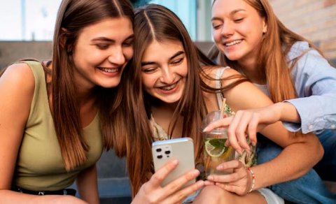 Sosial şəbəkələrdə çox vaxt keçirənlər tez qocalır?