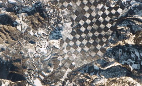 Astronavt kosmosdan çay ətrafında nəhəng "şahmat taxtası"nı görüntülədi