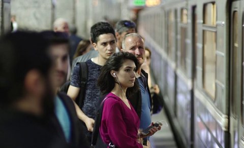 Metroda interval 1 dəqiqə 45 saniyəyə endirildi - İlk dəfə