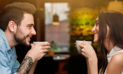 Qadınlarla asanlıqla və darıxdırıcı görünməmək üçün necə flört etmək olar?