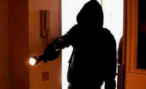 Sevgilisinin atasının 40 minə obyekt satdığını öyrəndi, evə basqın etdi