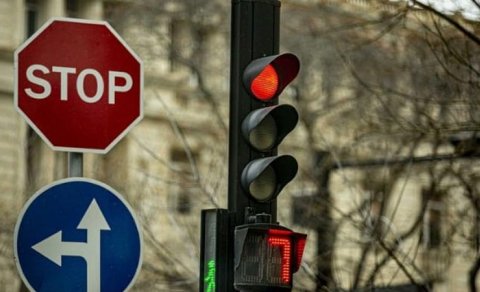 "Bəzi ərazilərdə işıqforların çox olması tıxaca səbəb olur" - Ekspert