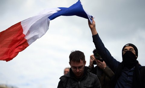 "Biz milyarderlərə nifrət edirik": Parisdə etirazçılar "Tesla" dilerinə hücum etdi