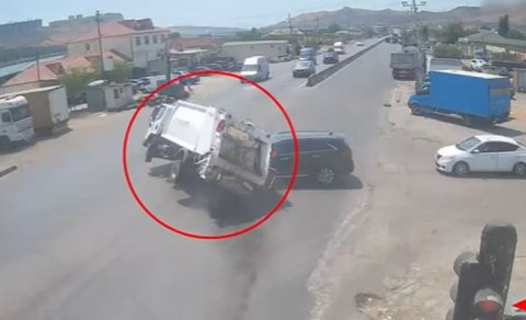 Bakıda zibil maşını aşdı - VİDEO