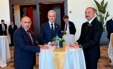 İlham Əliyev Misirdə Nikol Paşinyanla ayaqüstü görüş keçirdi
