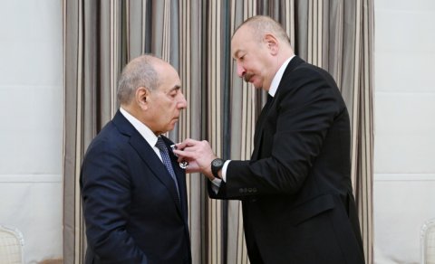Prezidenti Yaqub Eyyubova "İstiqlal" ordenini təqdim etdi - YENİLƏNİB