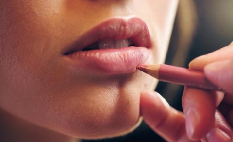 90-cı illərin dodaq makiyajı yenidən dəbdə: Addım-addım təlimat