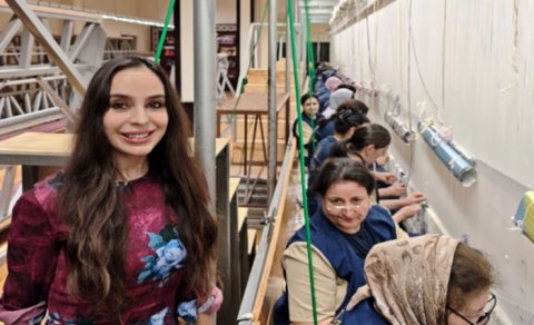 Leyla Əliyeva xalçaların toxunma prosesində iştirak etdi - VİDEO