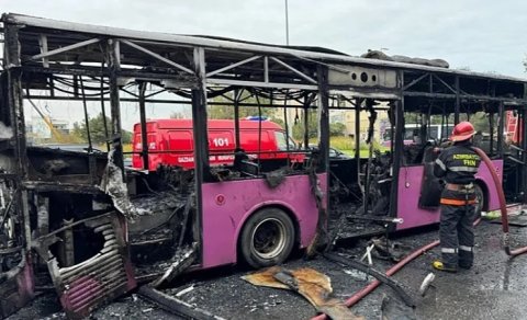 Yolun ortasında alışıb yanan avtobuslar - Səbəb nədir?