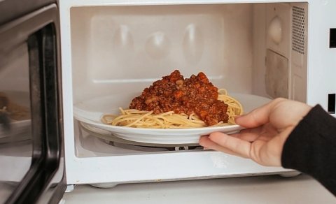 Mikrodalğalı sobada yemək isitmək ziyanlıdır?