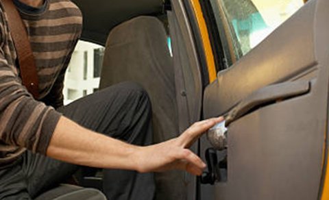 Müştəri taksidən düşmək istəmədi- Maşını polis şöbəsinə sürdü