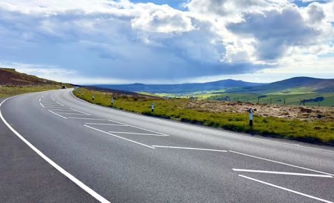 Britaniya yaxınlığında mənzərəli ada: Onun yollarında sürət məhdudiyyəti yoxdur