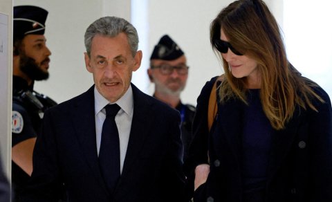 KİV: Sarkozi həbsxana yeməyindən qorxur və yalnız qatıqla dolanır