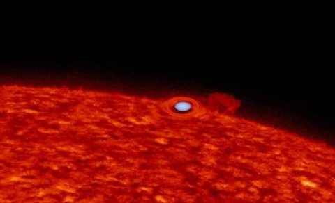 Eynşteynin proqnozlaşdırdığı kimi: NASA "tərs çevrilmiş" bir planet kəşf etdi