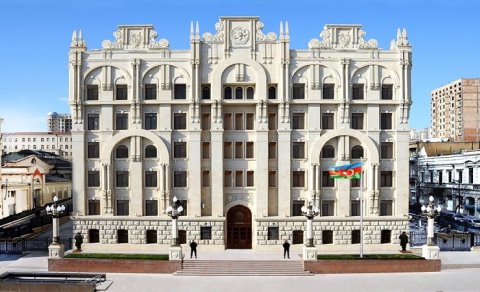 412 min dollar mənimsəyib ölkədən qaçdı