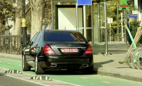 Bakının mərkəzində səfirlik maşını qaydaları pozdu - FOTO