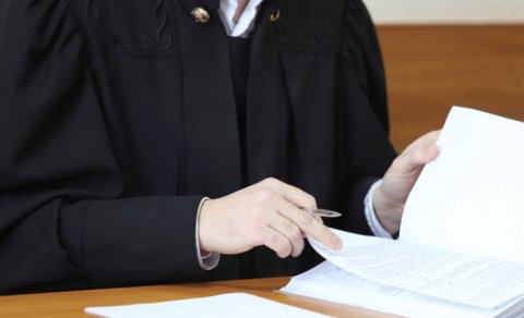 5 hakimi təhqir edən şəxs həbs edildi - 10 min təzminat alacaqlar
