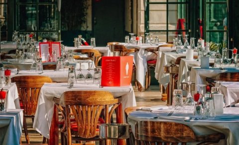 Bakıda müğənni restoranda sevgilisini döydü