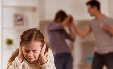 Uşağa görə boşanmamaq: Valideynlərin həqiqəti, yoxsa travma?