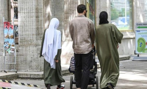 Sığınacaq müraciətləri rədd edilmiş bir milyon insan Almaniyada yaşamağa davam edir