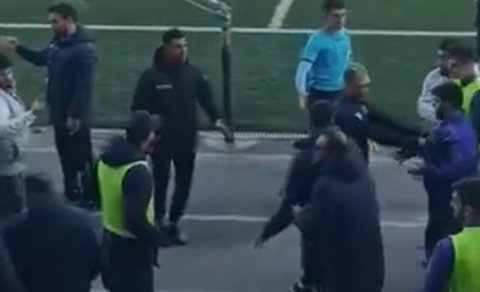 Abbasovla Saşa İliç arasında qalmaqal: Hakim onları meydandan qovdu - VİDEO