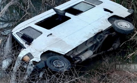 İşçiləri aparan mikroavtobus aşdı: 12 nəfər yaralandı