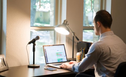 "Evdən iş" mübahisə yaratdı: İşçi necə qorunacaq?