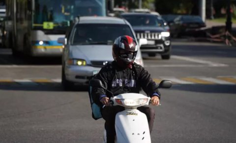 Ona irad bildirən qadını itələyib qaçdı, həbs olundu