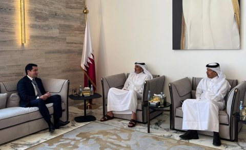 
Hikmət Hacıyev Qətər Əmirinin milli təhlükəsizlik üzrə müşaviri ilə görüşdü