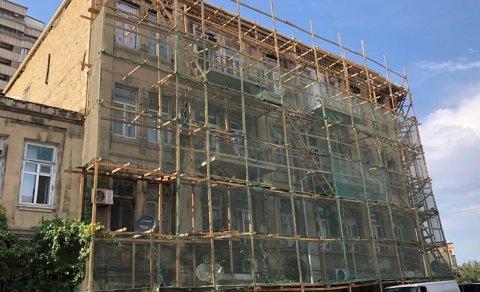 Bakıda təmir zamanı tarixi abidəyə zərər vuruldu, yağış suyu evlərə doldu - FOTO